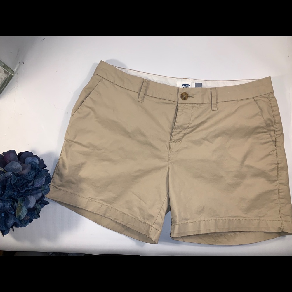 💥PRICE DROP💥Old Navy khaki women short size 6